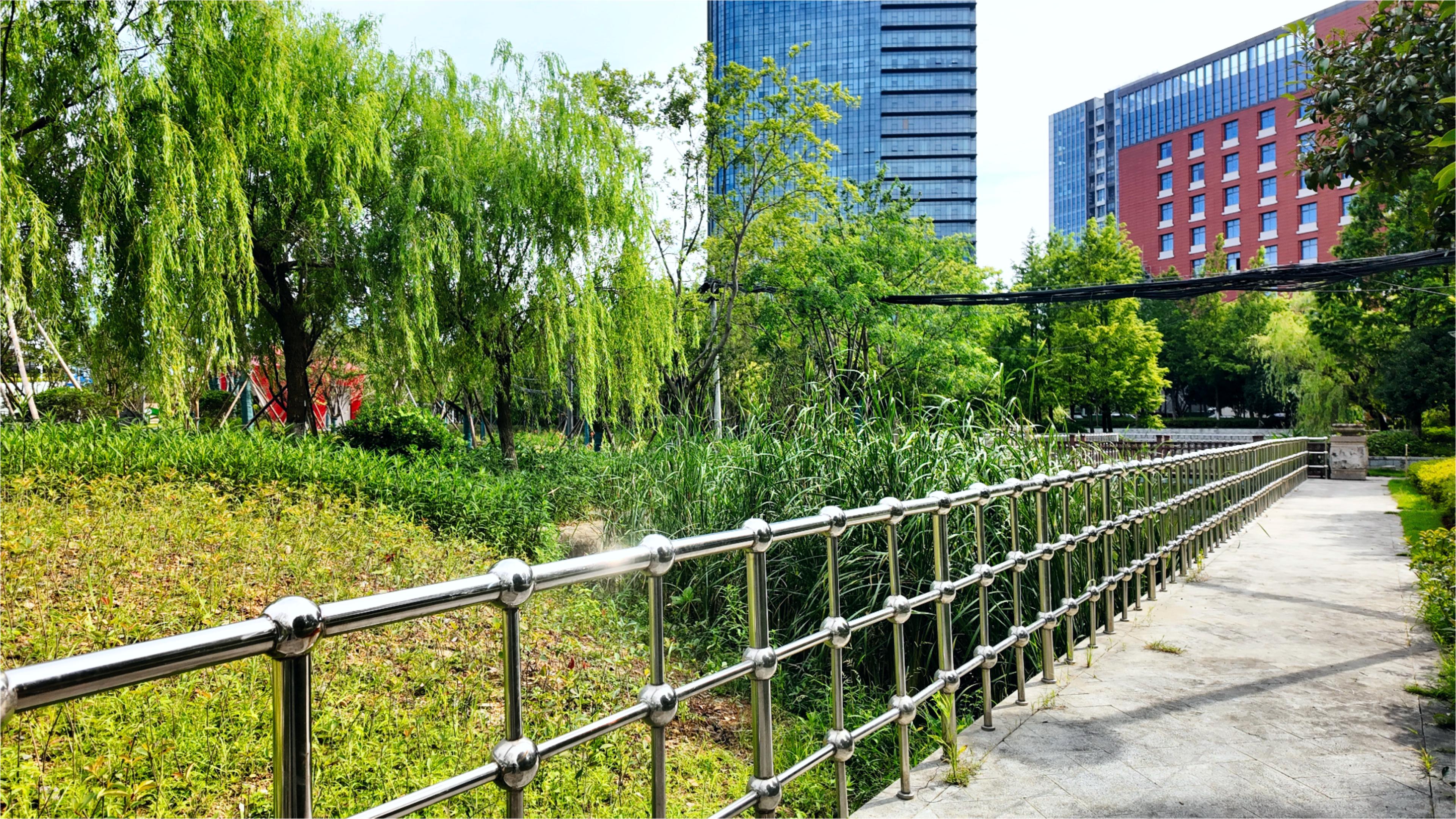 不銹鋼圍護(hù)欄桿.JPG